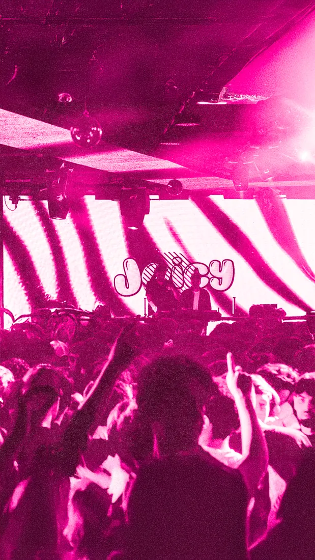 Il pubblico sotto il palco durante una serata Juicy