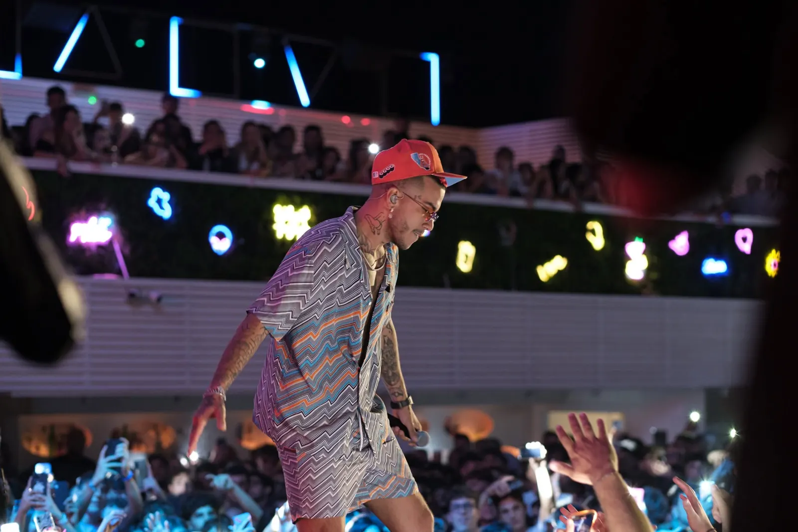 Sfera Ebbasta sul palco del Koala Maxi